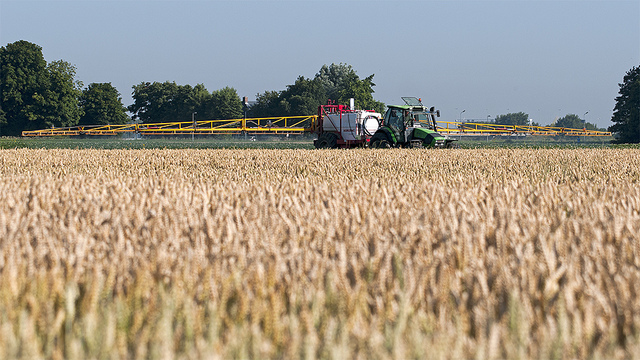 A tractor applied pesticide to a field. (Pieter van Marion/Flickr)